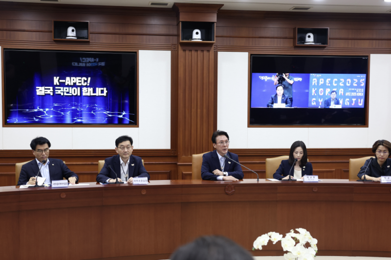 Ministerpräsident Kim Min-seok (Mitte) veranstaltet am 23. Juli im Regierungskomplex Seoul eine Sitzung zur Überprüfung der Vorbereitung für den APEC-Gipfel ⓒ Büro für die Koordinierung der Regierungspolitik
