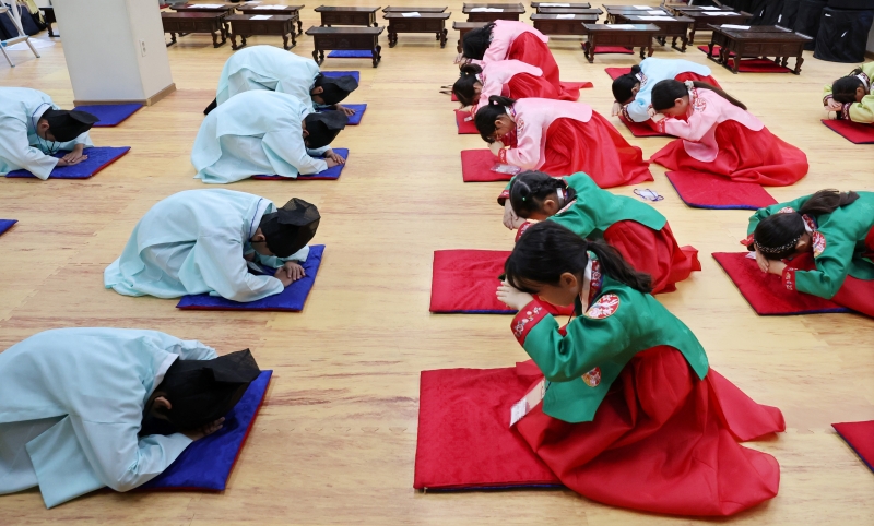 Am 28. Juli nehmen Schülerinnen und Schüler bei der Allak-Akademie für Neokonfuzianismus in Dongnae-gu in Busan an einem Programm zum Lernen der traditionellen koreanischen Etikette teil. Es läuft bis zum 1. August. Die Teilnehmer können beim Lernprogramm Volkslieder, Seodang, traditionelle konfuzianische Schule Koreas und traditionelle Spiele erfahren.