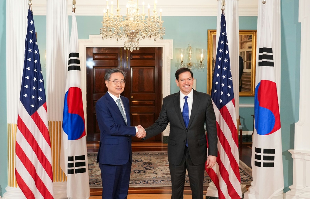 Cho Hyun, der koreanische Minister für Auswärtige Angelegenheiten (links), schüttelte am 31. Juli im Außenministerium in Washington, D.C. seine Hände mit Marco Rubio, dem US-amerikanischen Außenminister ⓒ Ministerium für Auswärtige Angelegenheiten