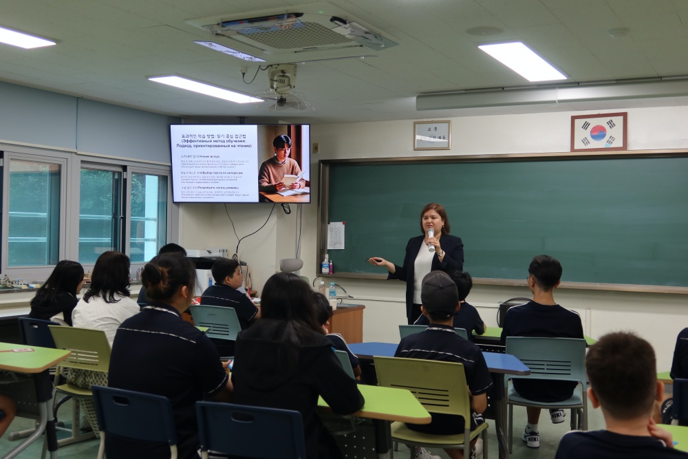Luiza Zoirovna Sakhabutdinova, eine Mentorin aus Usbekistan, erklärt am 16. Juli in der Gonjiam-Mittelschule in Gwangju in der Provinz Gyeonggi-do die Notwendigkeit des Koreanischlernens ⓒ Charles Audouin/korea.net