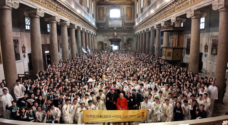 Der Weltjugendtag 2027 wird im August 2027 in Seoul veranstaltet. Foto von der koreanischen Delegation, die zum 2025 Youth Jubilee 1004 Project in Rom, Italien, entsandt wurde, vom 31. Juli in der Basilika San Crisogono ⓒ Erzbistum Seoul
