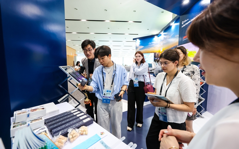 Am 5. August besuchen die Ehrenberichterstatter von Korea.net die Ausstellungsstände bei der dritten Konferenz der hochrangigen Beamten (SOM3) in Songdo ConvensiA in Incheon ⓒ Offizielles Flickr-Konto von APEC 2025