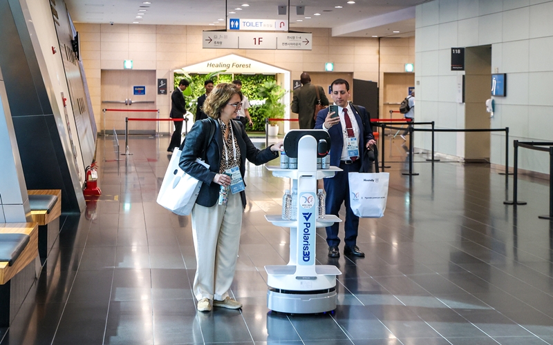 Am 5. August übermittelt ein Roboter bei der dritten Konferenz der hochrangigen Beamten (SOM3) in Songdo ConvensiA in Incheon Wasser an die Teilnehmer ⓒ Offizielles Flickr-Konto von APEC 2025
