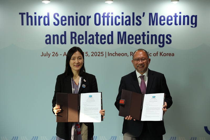 Lee Ji-yoon, hochrangige Beamtin der Asiatisch-Pazifischen Wirtschaftsgemeinschaft (APEC), und Eduardo Pedrosa, Exekutivsekretär des APEC-Sekretariats, machen ein Erinnerungsfoto nach der Unterzeichnung der Absichtserklärung zur Gründung des Fonds für die Prosperität der APEC ⓒ Ministerium für Auswärtige Angelegenheiten