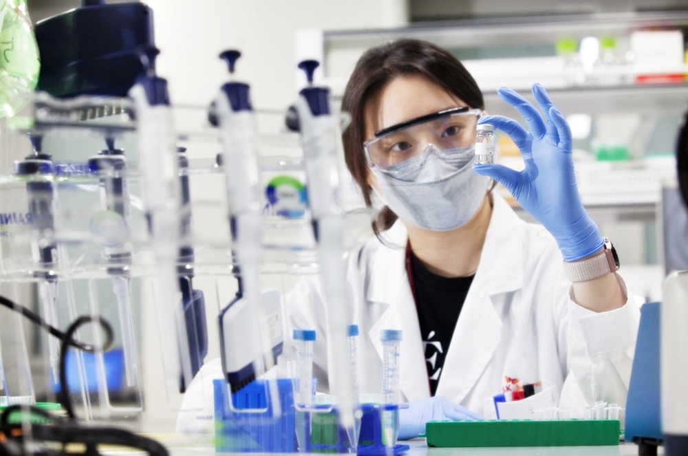 Laut dem Korea Bio-Economy Research Center der Korea Biotechnology Industry Organization erreichten die Exporte der koreanischen pharmazeutischen Technologien in diesem Jahr einen Wert von mehr als 10 Billionen Won. Foto von einer Forscherin, die Medikamente herstellt ⓒ SK bioscience  