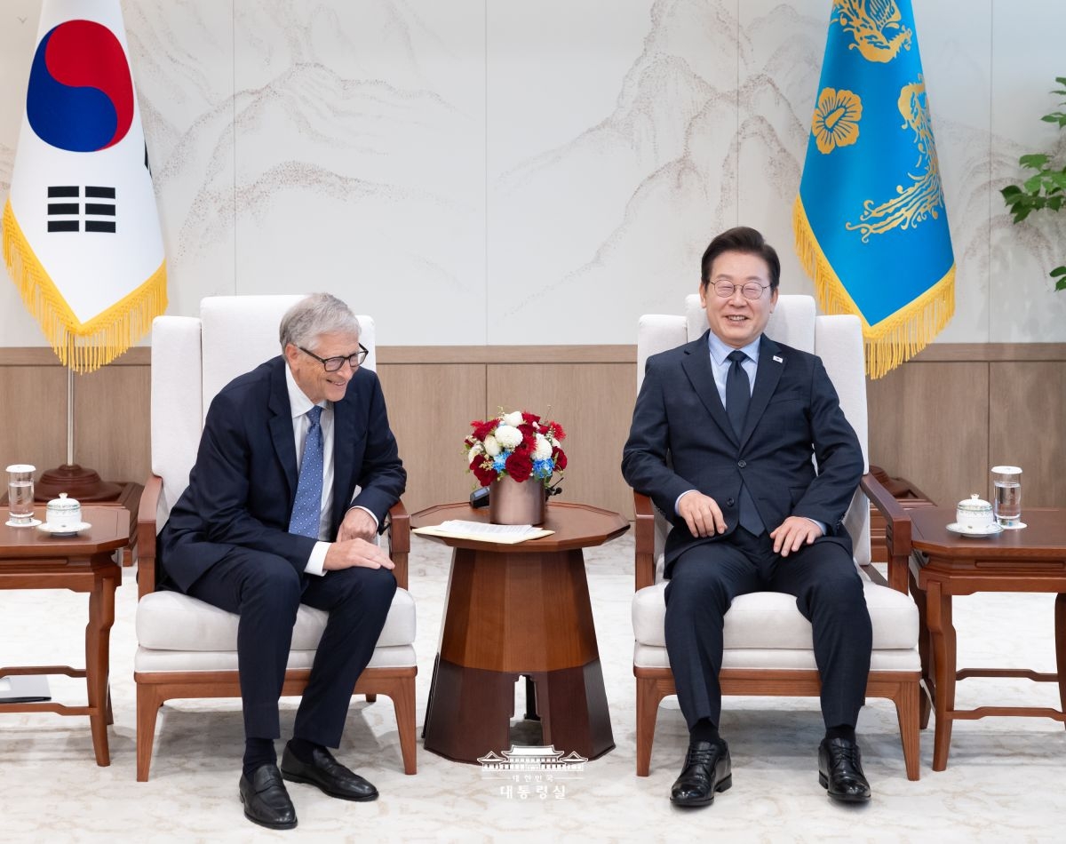Präsident Lee Jae Myung sagte in einem Interview mit der japanischenen Zeitung Yomiuri Shinbun, dass das Trostfrauen-Abkommen zwischen Korea und Japan und die Lösungen für Zwangsarbeit ein Versprechen zwischen den Ländern seien. Foto von Präsident Lee (rechts), der sich am 21. August im Präsidialamt der Republik Korea mit Bill Gates, dem Vorstandsvorsitzenden der Gates Foundation trifft ⓒ Präsidialamt der Republik Korea
