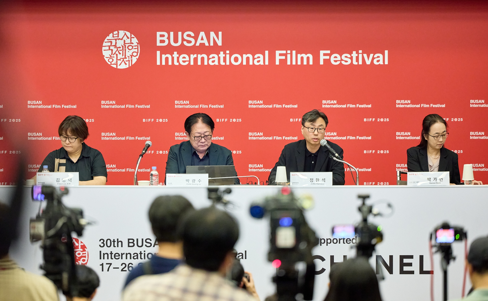 Jung Hanseok, Direktor des Organisationskomitees vom Busan International Filmfestival (BIFF) (Dritter von links), äußert sich am 26. August bei der Pressekonferenz für das 30. BIFF in der Koreanischen Industrie- und Handelskammer in Jung-gu, Seoul