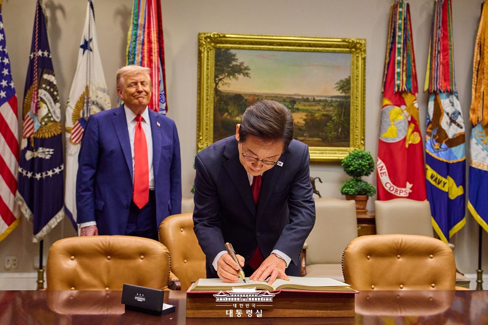 Präsident Lee Jae Myung schreibt am 25. August im Weißen Haus in Washington D.C. in den USA in das Gästebuch ⓒ Präsidialamt der Republik Korea 