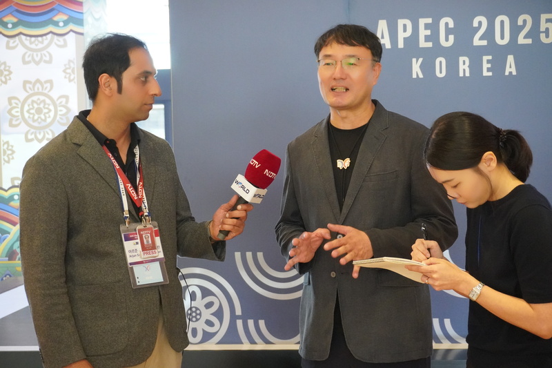 Arjun Samar Mahendran, der indische Journalist von NDTV, einer indischer Rundfunk (links), führt am 27. August im Hilton Gyeongju ein Interview mit Jang Ho Park, Direktor für APEC-Vorbereitungs- und Unterstützungsbüro (Mitte), durch 