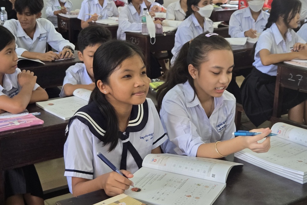 Foto von kambodschanischen Schülern, die in den Schulen in Kambodscha Koreanisch lernen ⓒ Ministerium für Bildung und International Korean Education Foundation 