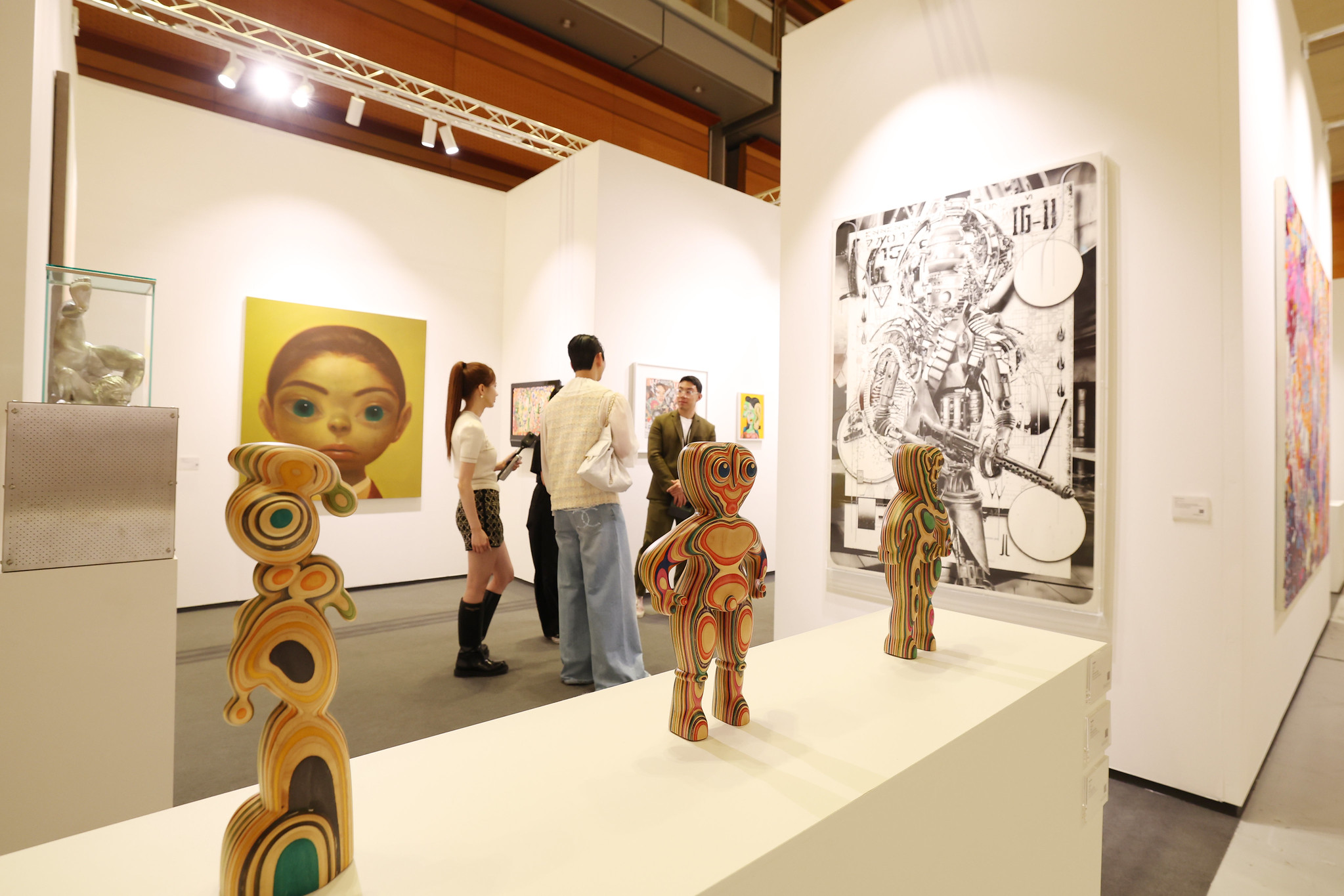 Am 3. September schauen sich Besucher bei der Kunstmesse “Frieze Seoul“ im COEX in Gangnam-gu, Seoul, die Werke an ⓒ Lee Jeong Woo/korea.net