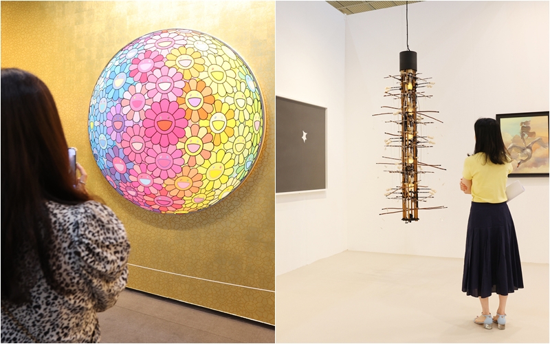 Von links: Ein Werk von Takashi Murakami von der Galerie Perrotin. Von rechts: Werk von Yang Jung Uk von der Gallery Hyundai in der Kiaf-Ausstellung ⓒ Lee Jeong Woo/korea.net