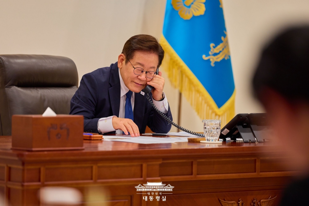 ﻿Präsident Lee Jae Myung führt am 4. September im Präsidialamt der Republik Korea in Yongsan-gu, Seoul, das Telefongespräch mit Uchnaagiin Chürelsüch, dem mongolischen Präsidenten ⓒ Präsidialamt der Republik Korea
