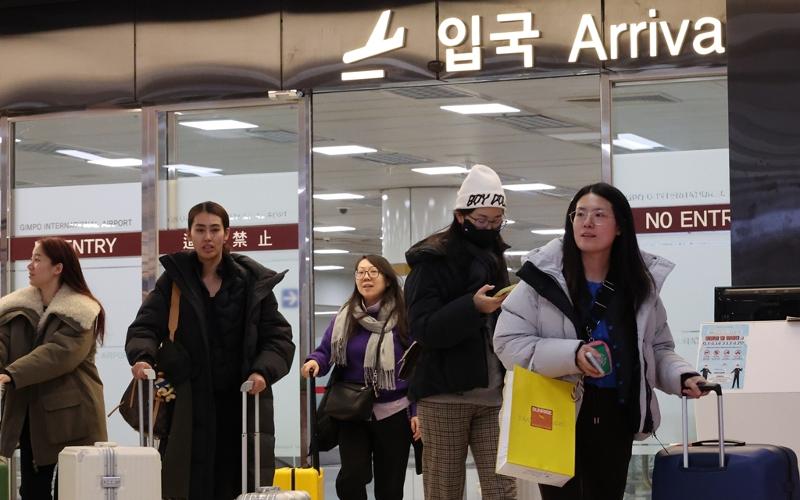 Vom 29. September bis zum 30. Juni nächsten Jahres können die chinesischen Reisegruppen ohne Visum in Korea reisen. Foto von chinesischen Touristen am 27. Dezember letzten Jahres am Flughafen Gimpo ⓒ Yonhap News
