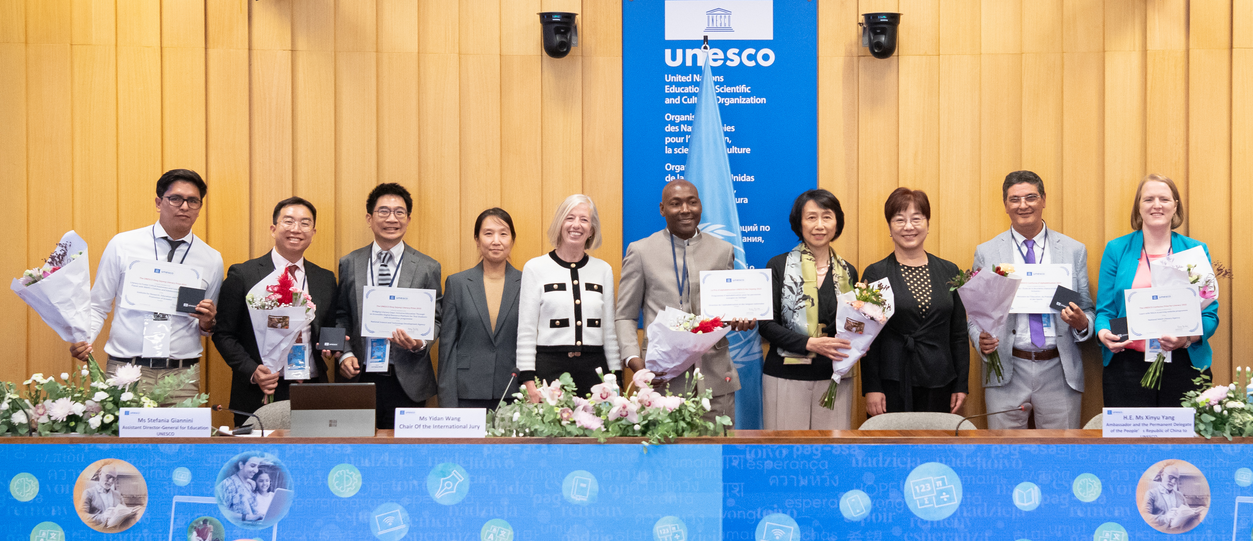 Preisgewinner vom UNESCO-König-Sejong-Alphabetisierungspreis machen am 8. September bei der Verleihung im Hauptquartier der UNESCO in Paris ein Erinnerungsfoto ⓒ Ministerium für Kultur, Sport und Tourismus