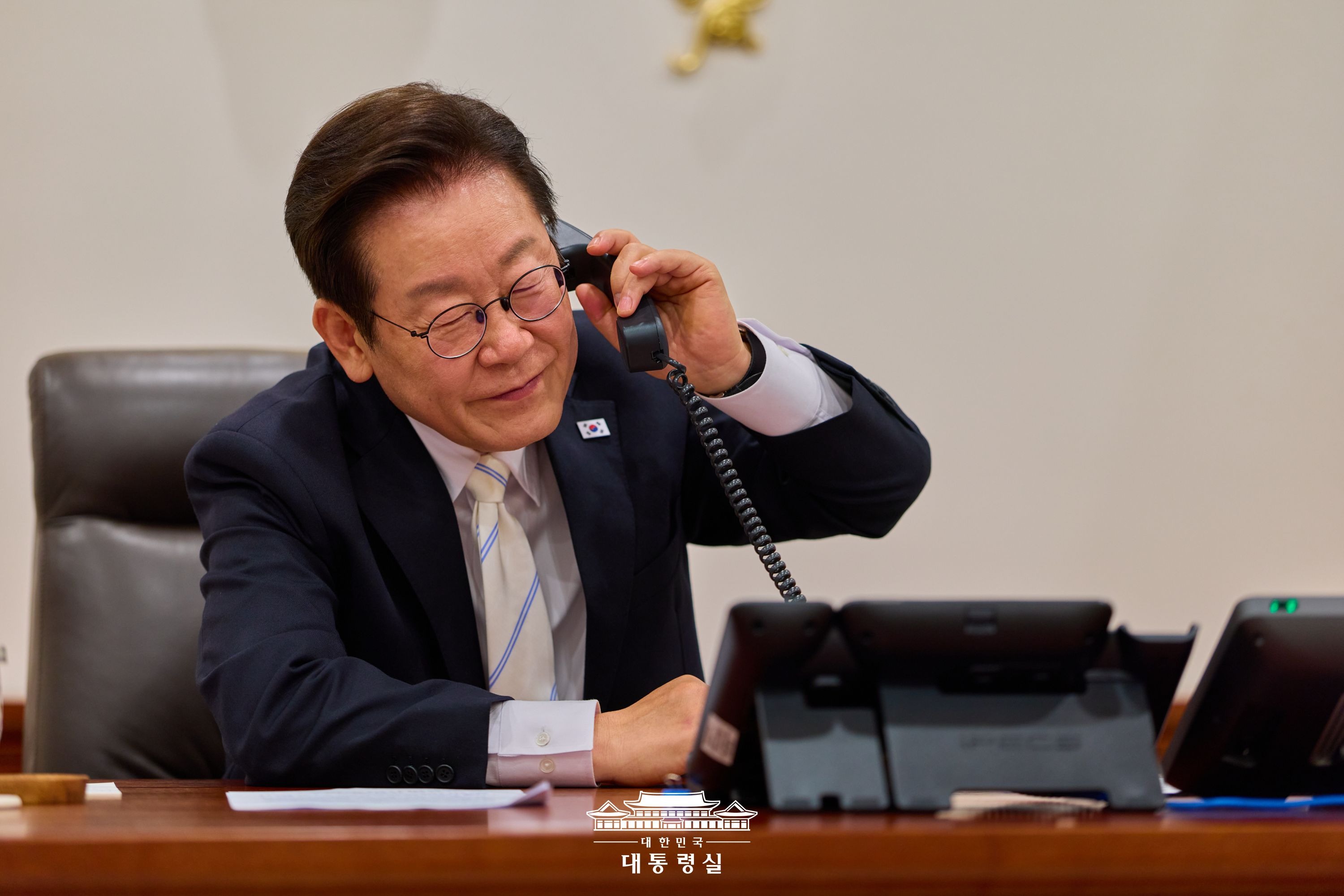 Präsident Lee Jae Myung führte am 11. September Telefongespräche mit Staats- und Regierungschefs aus Frankreich und Polen. Foto von Präsident Lee beim Telefonieren mit dem polnischen Ministerpräsidenten Donald Tusk ⓒ Präsidialamt der Repbulik Korea