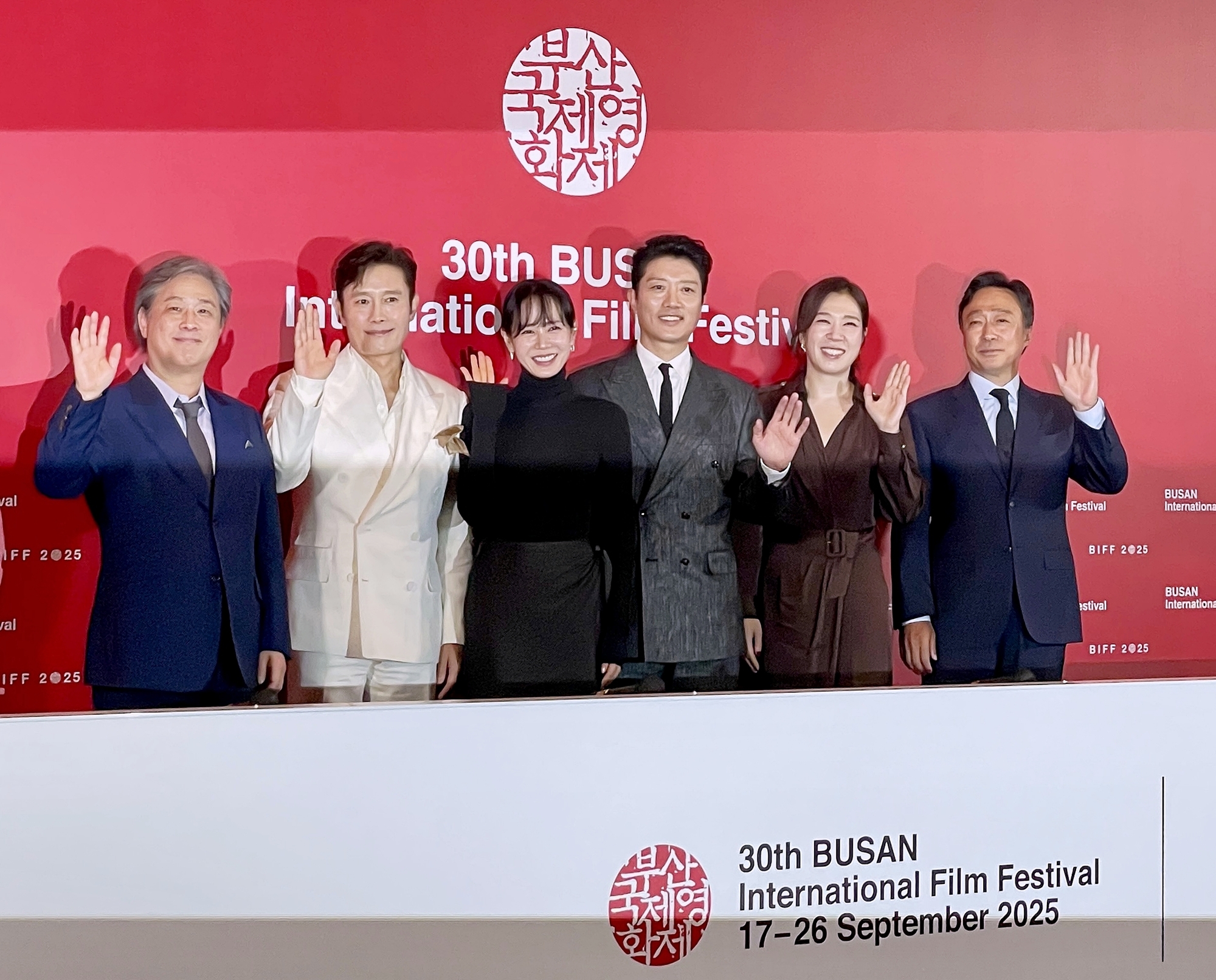  Am 17. September posieren Regisseur und Rollenbesetzungen des Films 