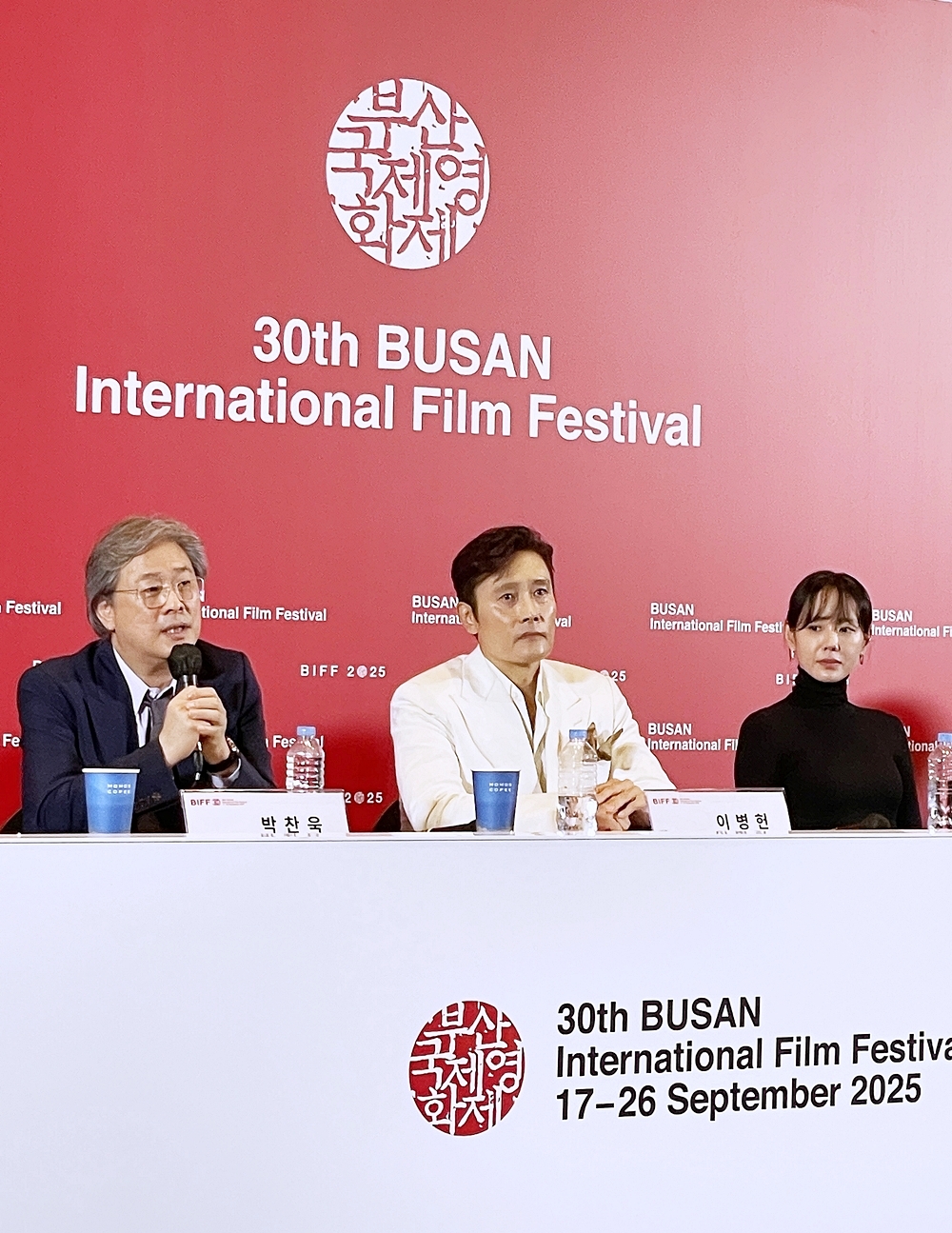 Am 17. September antwortet Regisseur Park Chan-wook (links) bei der Pressekonferenz für den Film 