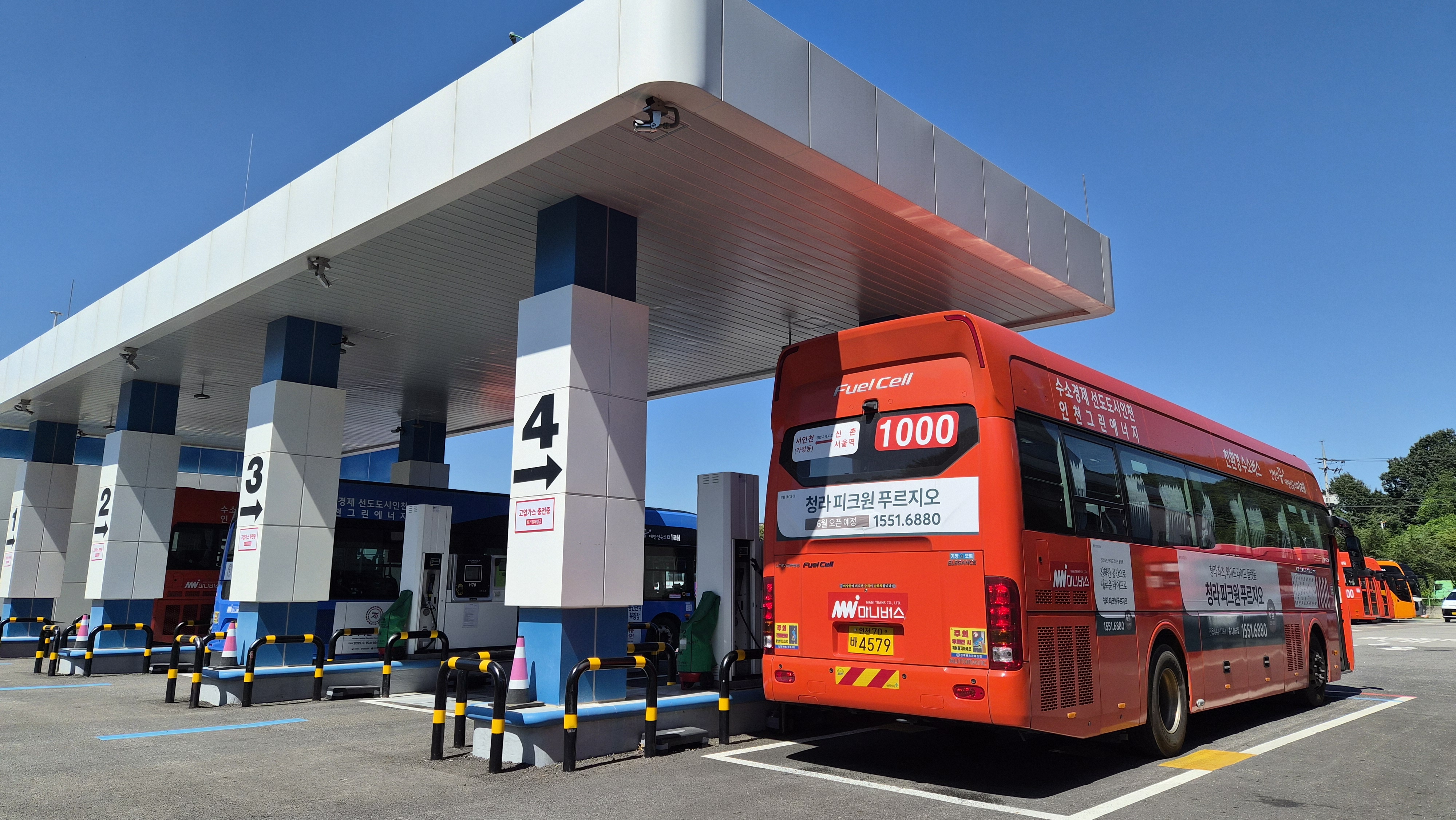 Am 10. September wird ein Wasserstoffbus an der Wasserstofftankstelle in Gyeongseo-dong in Seogu, Incheon, aufgeladen ⓒ SK innovation