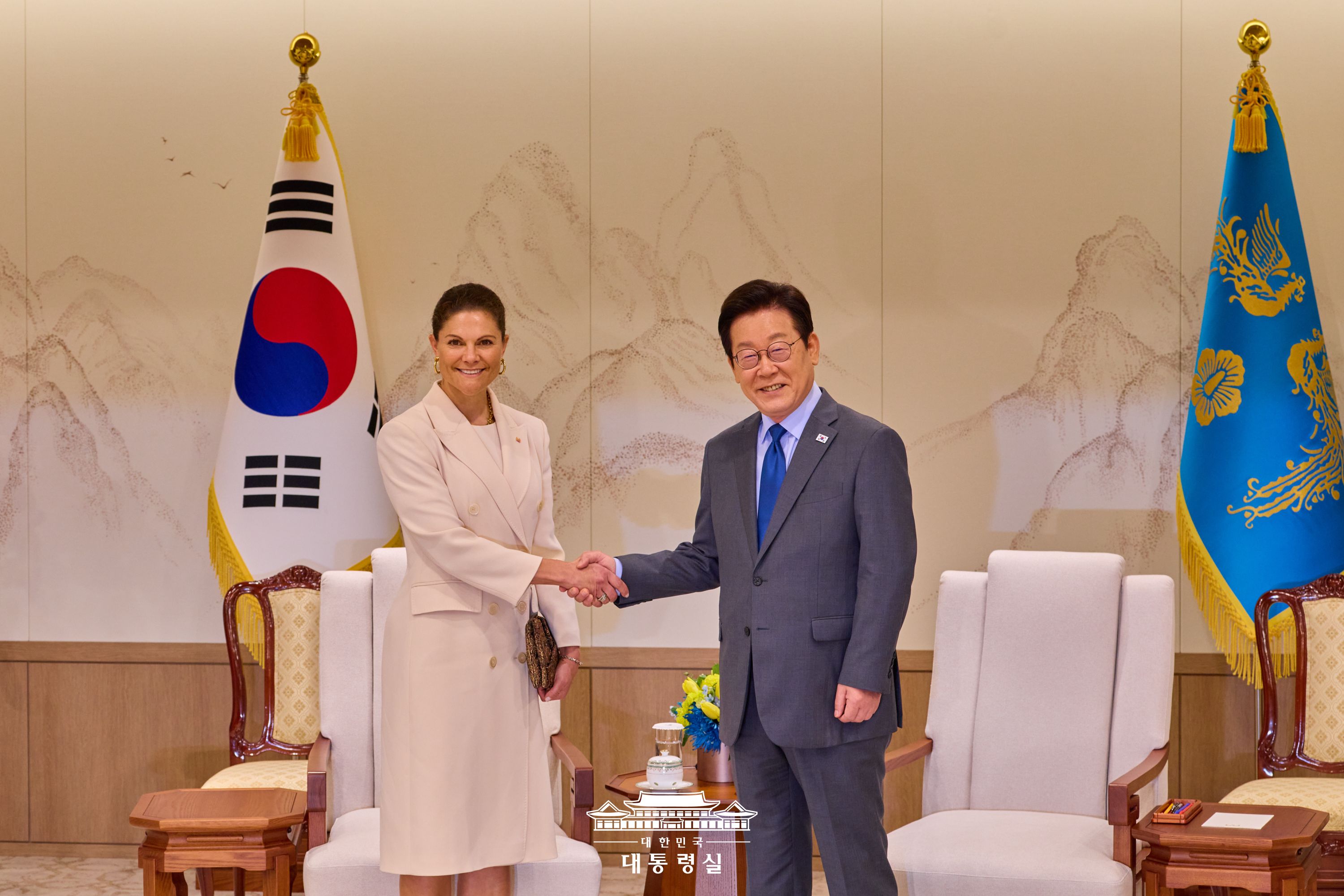 ﻿﻿Präsident Lee Jae Myung (rechts) trifft sich am 15. Oktober im Präsidialamt der Republik Korea in Yongsan-gu, Seoul, mit der schwedischen Kronprinzessin Victoria während ihres Staatsbesuchs in Korea ⓒ Präsidialamt der Republik Korea 