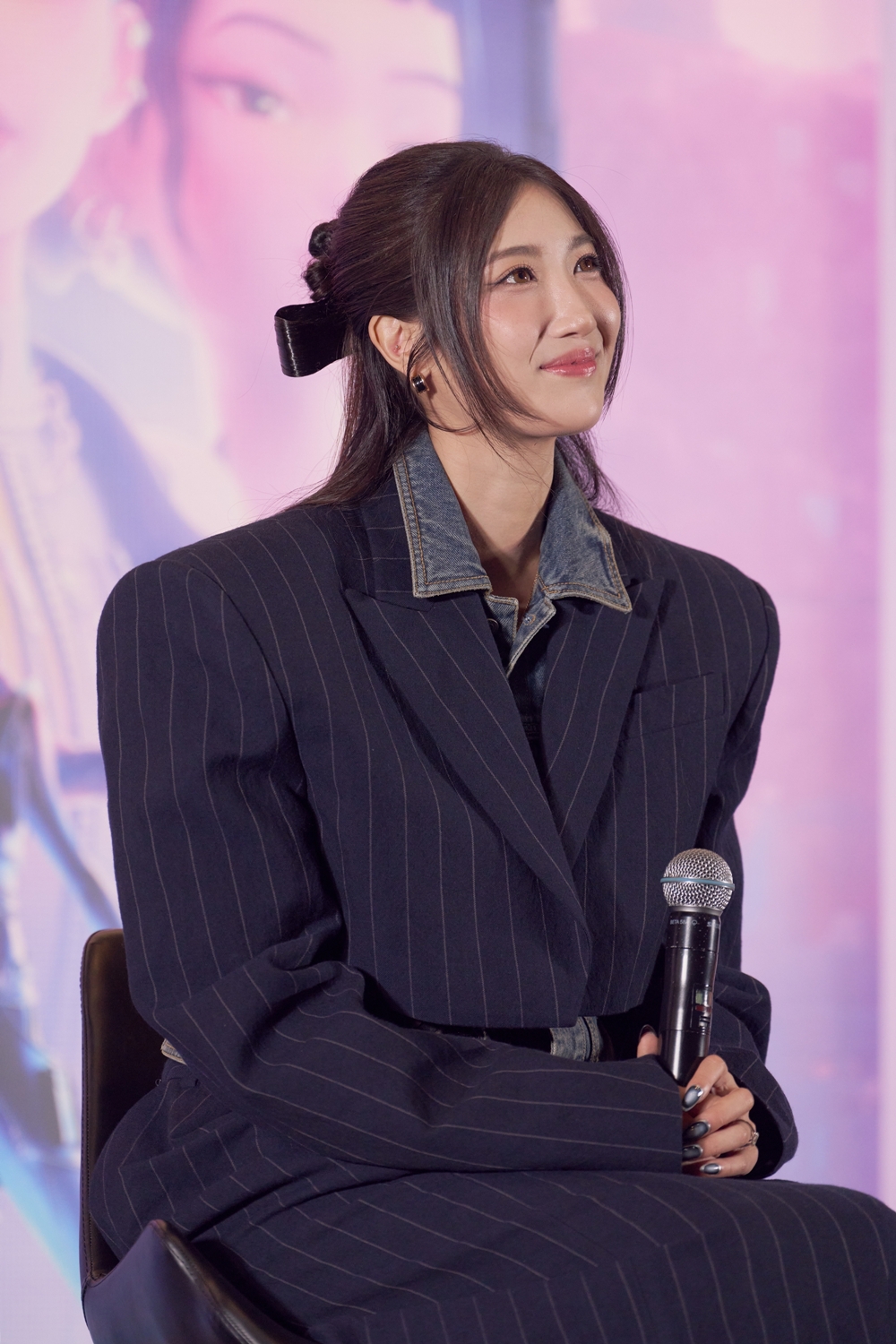 Am 15. Oktober nahm EJAE, eine koreanisch-US-amerikanische Songwriterin und Sängerin, im CGV Yongsan I’Park Mall in Yongsan-gu, Seoul, an der Pressekonferenz anlässlich der Original-Soundtracks des Netflix-Animationsfilms “KPop Demon Hunters” teil 