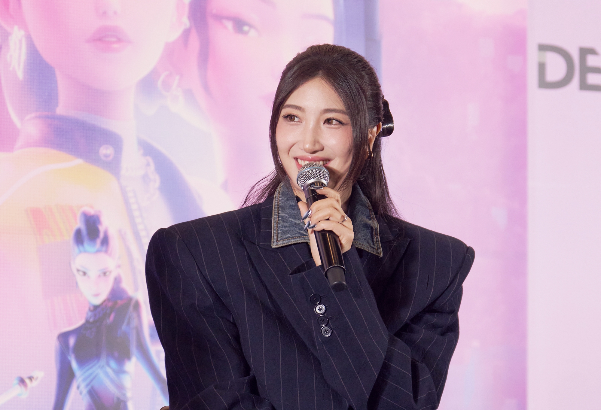 Am 15. Oktober antwortet EJAE, eine koreanisch-US-amerikanische Songwriterin und Sängerin, bei der Pressekonferenz im CGV Yongsan I’Park Mall in Yongsan-gu, Seoul, auf die Frage der Journalisten