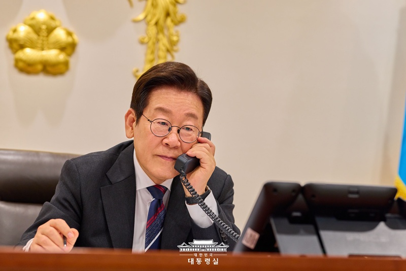 ﻿Präsident Lee Jae Myung führt am 16. Oktober das erste Telefonat mit Anutin Charnvirakul, dem thailändischen Ministerpräsidenten, nach seinem Amtsantritt ⓒ Präsidialamt der Republik Korea