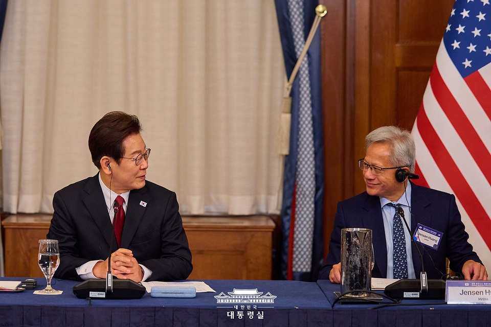 Der “APEC CEO SUMMIT KOREA 2025” wird vom 28. Oktober bis zum 31. Oktober in Gyeongju abgehalten. Foto von Präsident Lee Jae Myung (links) und Jen-Hsun Huang, dem taiwanisch-US-amerikanischen Unternehmer von Nvidia, die am 25. August beim Korea-US-Business-Roundtable in Washington D.C. in den USA Gespräche führen ⓒ Präsidialamt der Republik Korea