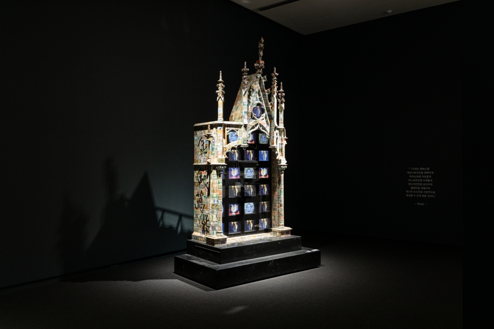 Das Werk ”My Faust: Economics” von Künstler Nam June Paik