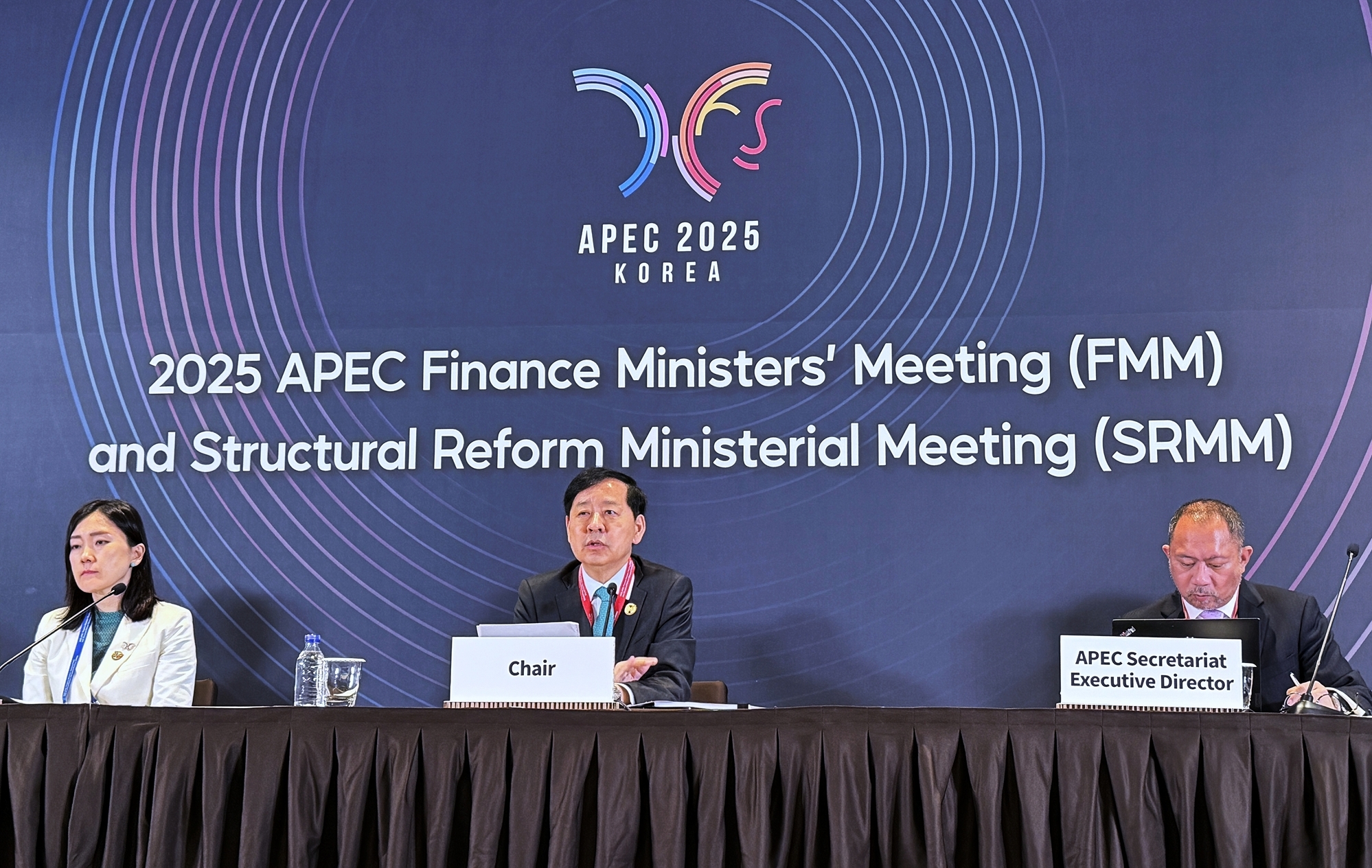 Koo Yun Cheol, stellvertretender Ministerpräsident und Minister für Wirtschaft und Finanzen, äußert sich am 23. Oktober bei der gemeinsamen Pressekonferenz für das Finance Minister's Meeting (FMM) und das Structural Reform Ministerial Meeting (SRMM) der Asiatisch-Pazifischen Wirtschaftsgemeinschaft (APEC) im Inspire Resort in Jung-gu, Incheon ⓒ Xu Aiying/korea.net