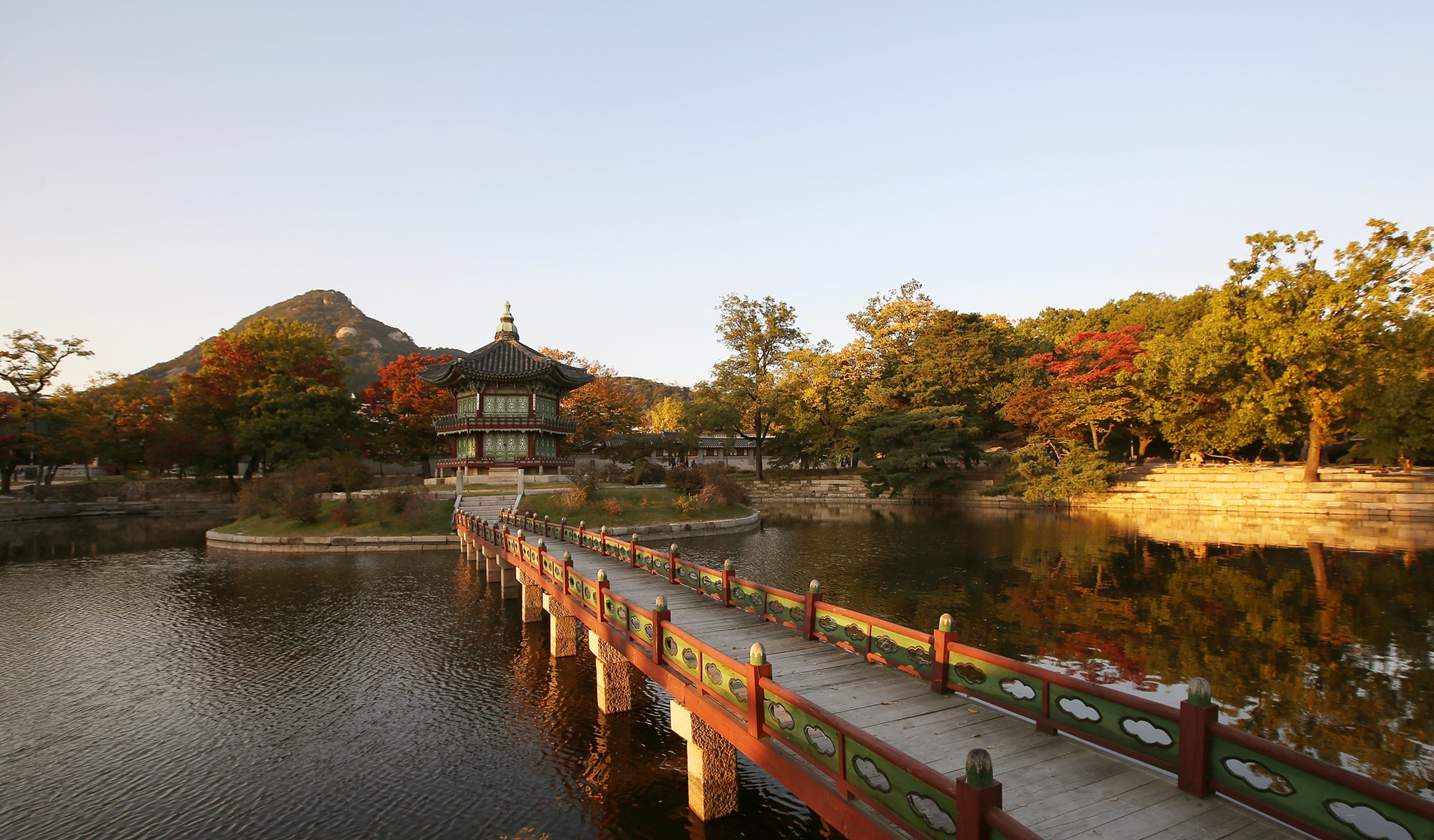 Laut der Seouler Stadtregierung wurde festgestellt, dass der Gyeongbokgung-Palast die beliebteste Sehenswürdigkeit im Herbst für die Seouler Bürger und Touristen sei. Foto vom Hyangwonjeong-Pavilon im Gyeongbokgung-Palast ⓒ Korea.net DB