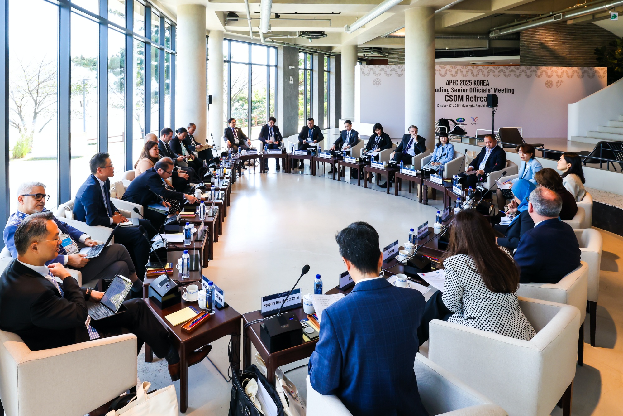 Das abschließende Treffen hochrangiger Ebene (Concluding Senior Officials’ Meeting, CSOM) der Asiatisch-Pazifischen Wirtschaftsgemeinschaft (APEC) fand vom 27. bis zum 28. Oktober im Hwabaek International Convention Center in Gyeongju (HICO) statt. Dabei überprüften die Teilnehmer die diesjährigen APEC-Agenden endgültig 