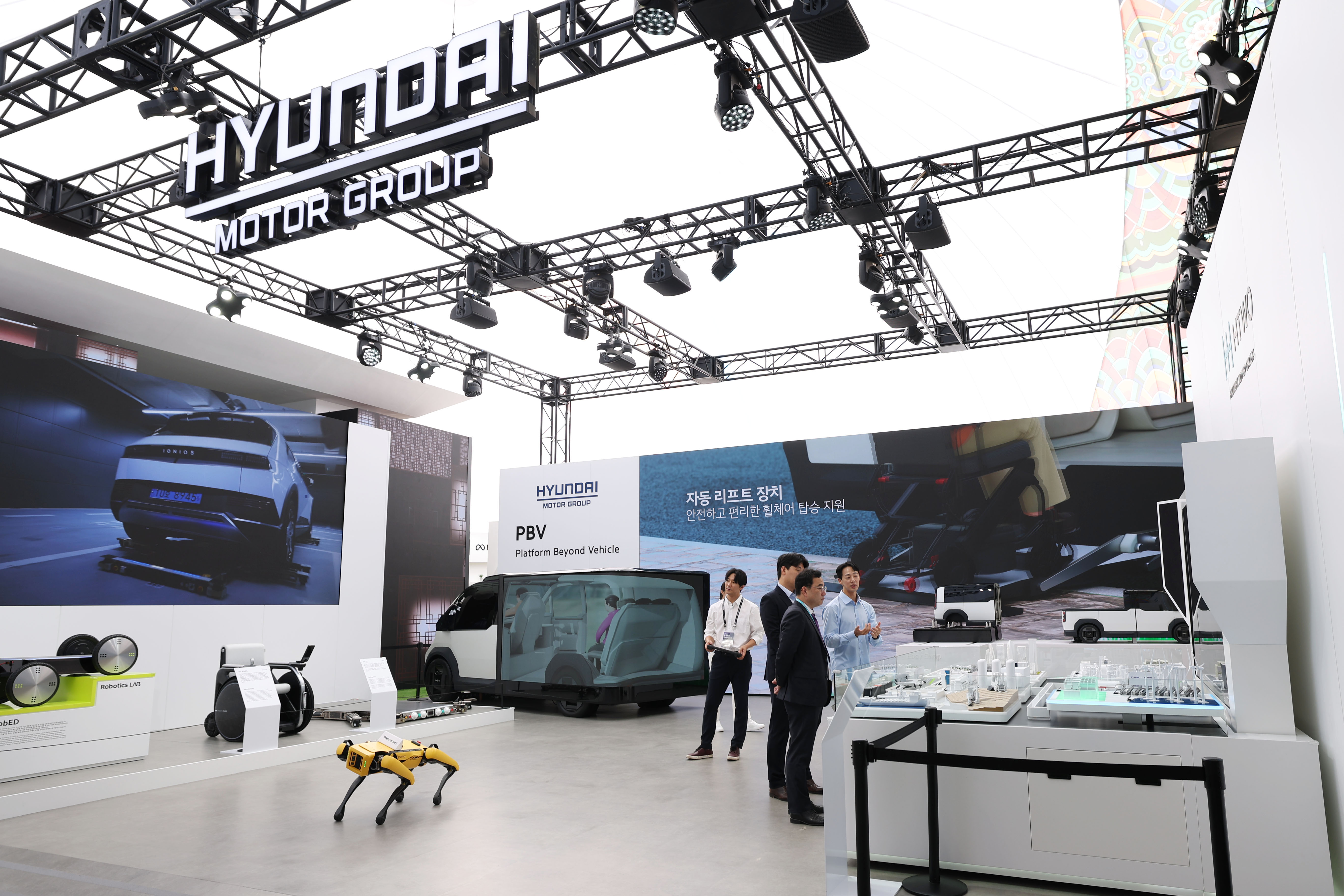 Die Hyundai Motor Group betreibt am 29. Oktober bei der Ausstellung “K-Tech Showcase” in einem Gebäude im Gyeongju EXPO Grand Park einen Werbestand, um die Kerntechnologien von Wasserstoff, PBV (Purpose Built Vehicle) und Robotik vorzustellen 