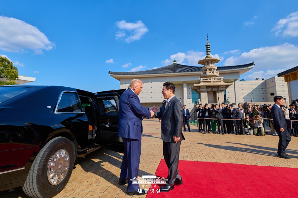 Präsident Lee Jae Myung trifft sich am 29. Oktober mit dem US-amerikanischen Präsidenten Donald Trump im Gyeongju National Museum in der Provinz Gyeongsangbuk-do ⓒ Präsidialamt der Republik Korea 