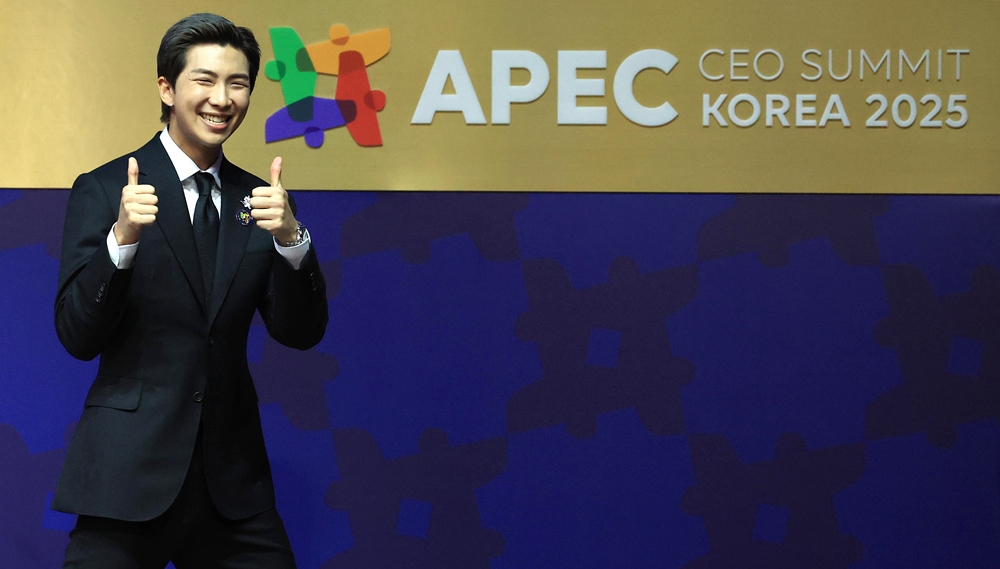  RM, Mitglied der K-Pop-Boygruppe BTS, hält am 29. Oktober beim “APEC CEO Summit 2025” im Gyeongju Arts Center seine Rede mit dem Thema “Kreativwirtschaft in den APEC-Regionen und die Soft Power von K-Kultur” ⓒ Yonhap News