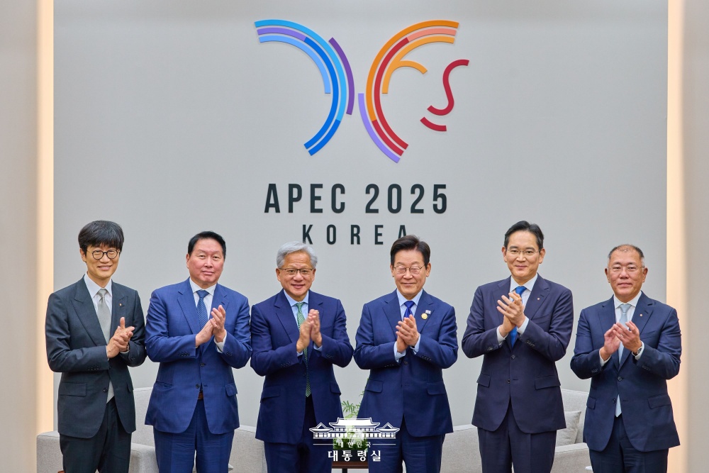 Präsident Lee Jae Myung macht am 31. Oktober im Hwabaek International Convention Center in Gyeongju ein Erinnerungsfoto mit CEOs. Von links: Lee Hae-jin, der Vorsitzende von NAVER, Chey Tae-won, der Vorsitzende von SK, Lee Jae-yong, der Vorsitzende von Samsung und Chung Euisun, der Vorsitzende der Hyundai Motor Group ⓒ Präsidialamt der Republik Korea