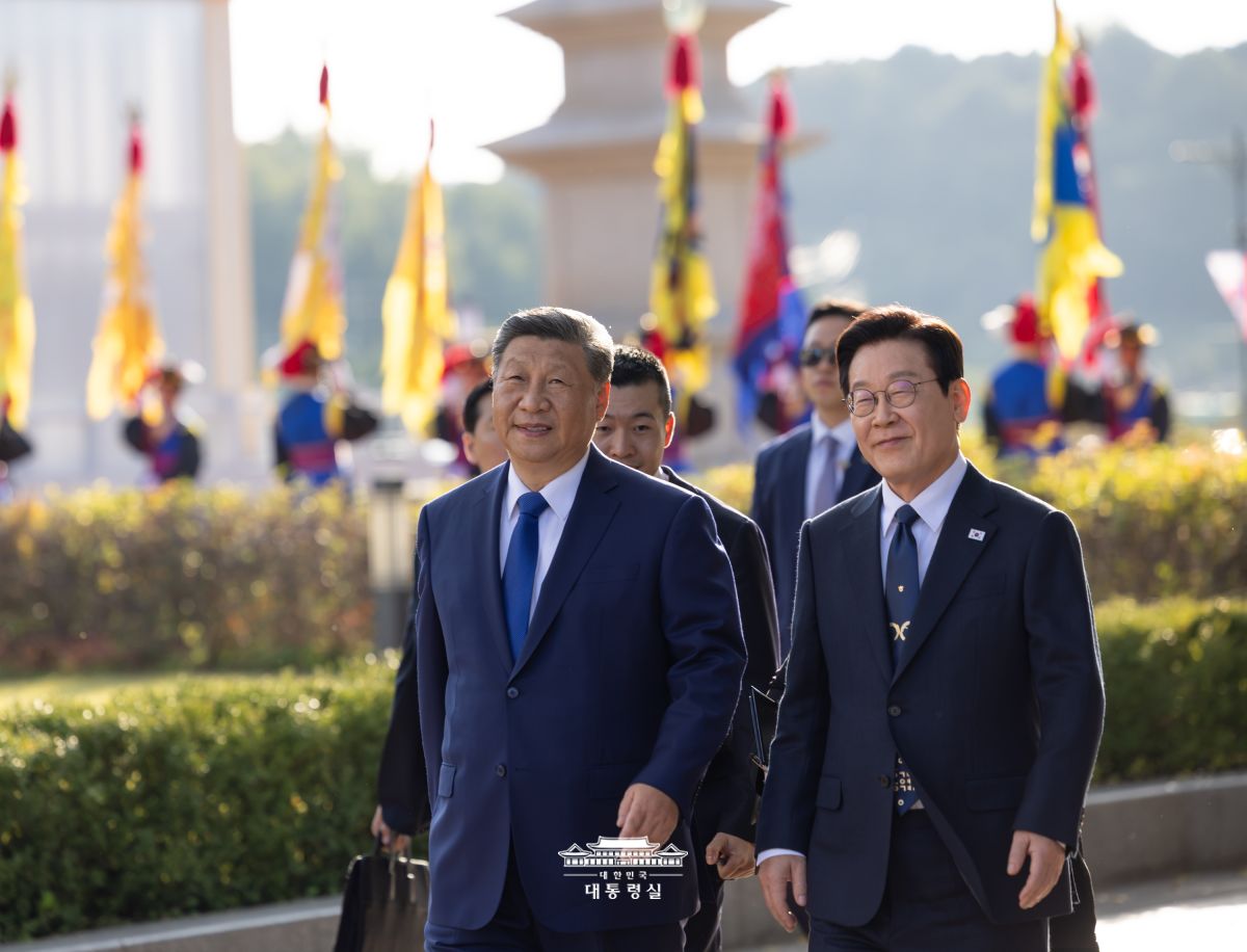 Präsident Lee Jae Myung (rechts) trifft sich am 1. November mit Xi Jinping, dem chinesischen Staatspräsidenten, im Gyeongju National Museum für das Gipfeltreffen zwischen Korea und China 