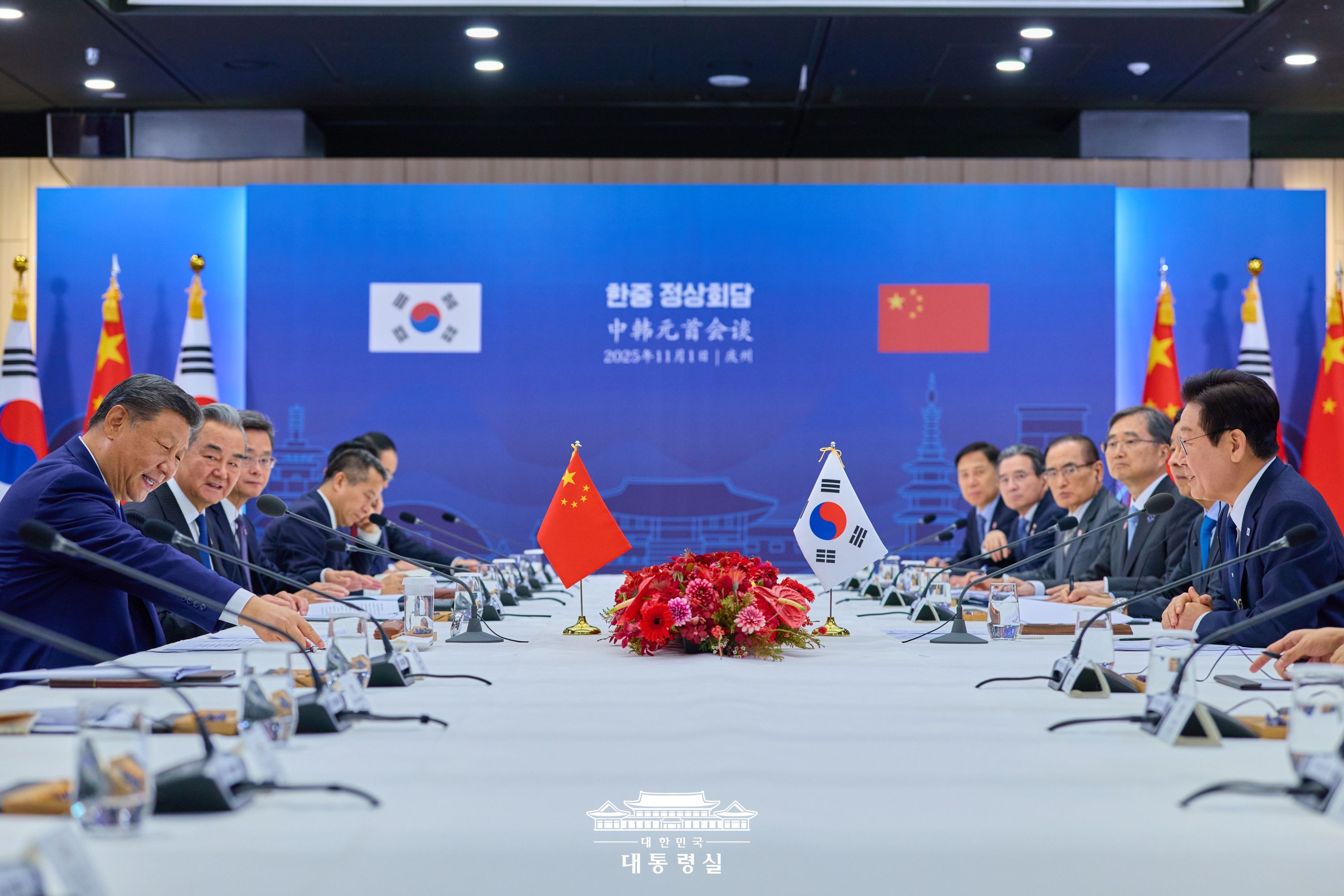 Präsident Lee Jae Myung (rechts) führt am 1. November im Gyeongju National Museum in Gyeongju das Gipfeltreffen mit dem chinesischen Staatspräsidenten Xi Jinping durch 