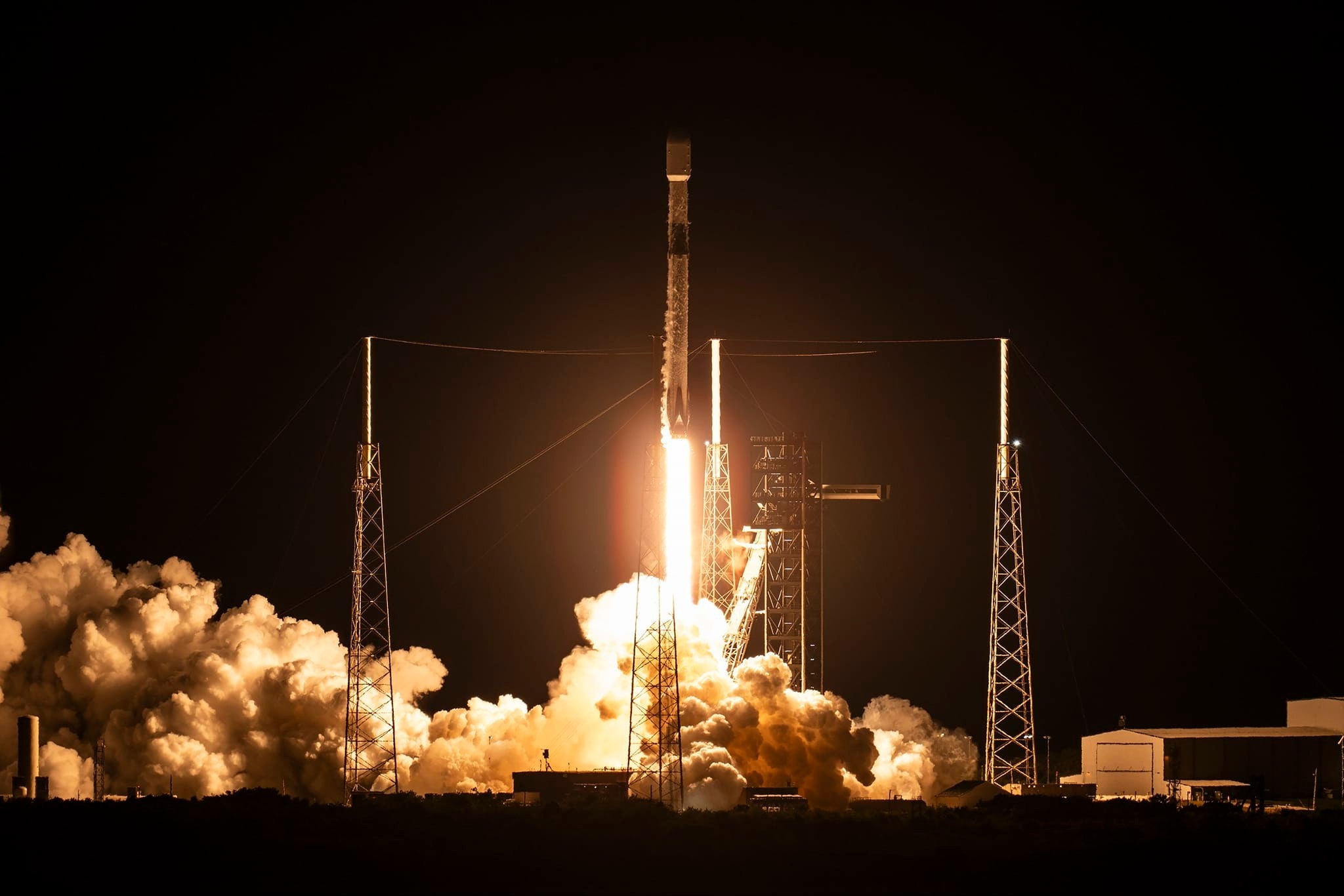 Die Falcon9-Rakete des US-amerikanischen Raumfahrtunternehmens SpaceX, die mit dem koreanischen fünften Aufklärungssatelliten ausgestattet ist, wird am 2. November  in der Cape Canaveral Space Force Station im Bundesstaat Florida in den USA abgeschossen ⓒ Ministerium für Verteidigung
