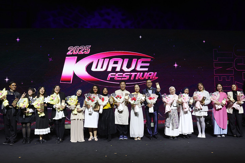 ﻿Ausländische Botschafter für koreanische Kultur machen am 8. November beim “2025 K-Wave Festival” im CKL in Jung-gu, Seoul, ein Erinnerungsfoto