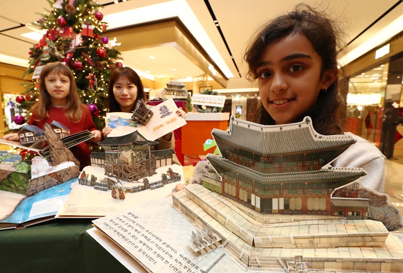 ﻿Ein ausländisches Kind liest ein Buch über das koreanische Weltkulturerbe ⓒ Yonhap News