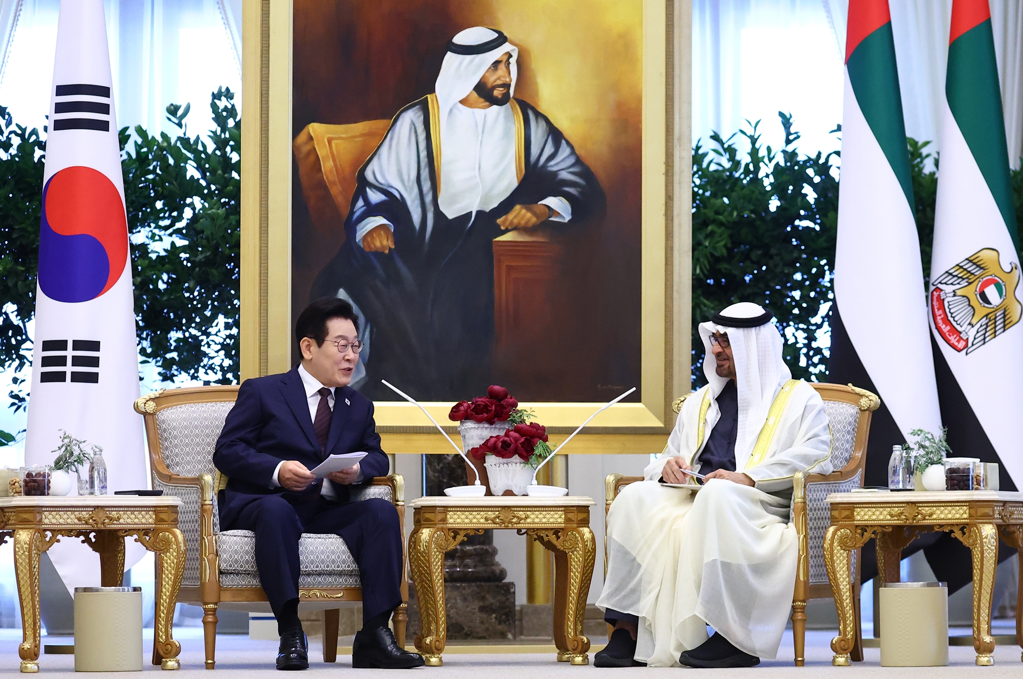 Präsident Lee Jae Myung (links) und Muhammad bin Zayid Al Nahyan, Präsident der VAE, treffen sich am 18. November im Palast Qasr Al Watan in Abu Dhabi für das Gipfeltreffen ⓒ Yonhap News