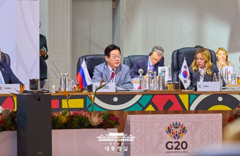 Präsident Lee Jae Myung (links) äußert sich am 22. November bei der ersten Session des G20-Gipfels im Nasrec Expo Centre in Johannesburg, Südafrika ⓒ Präsidialamt der Republik Korea 