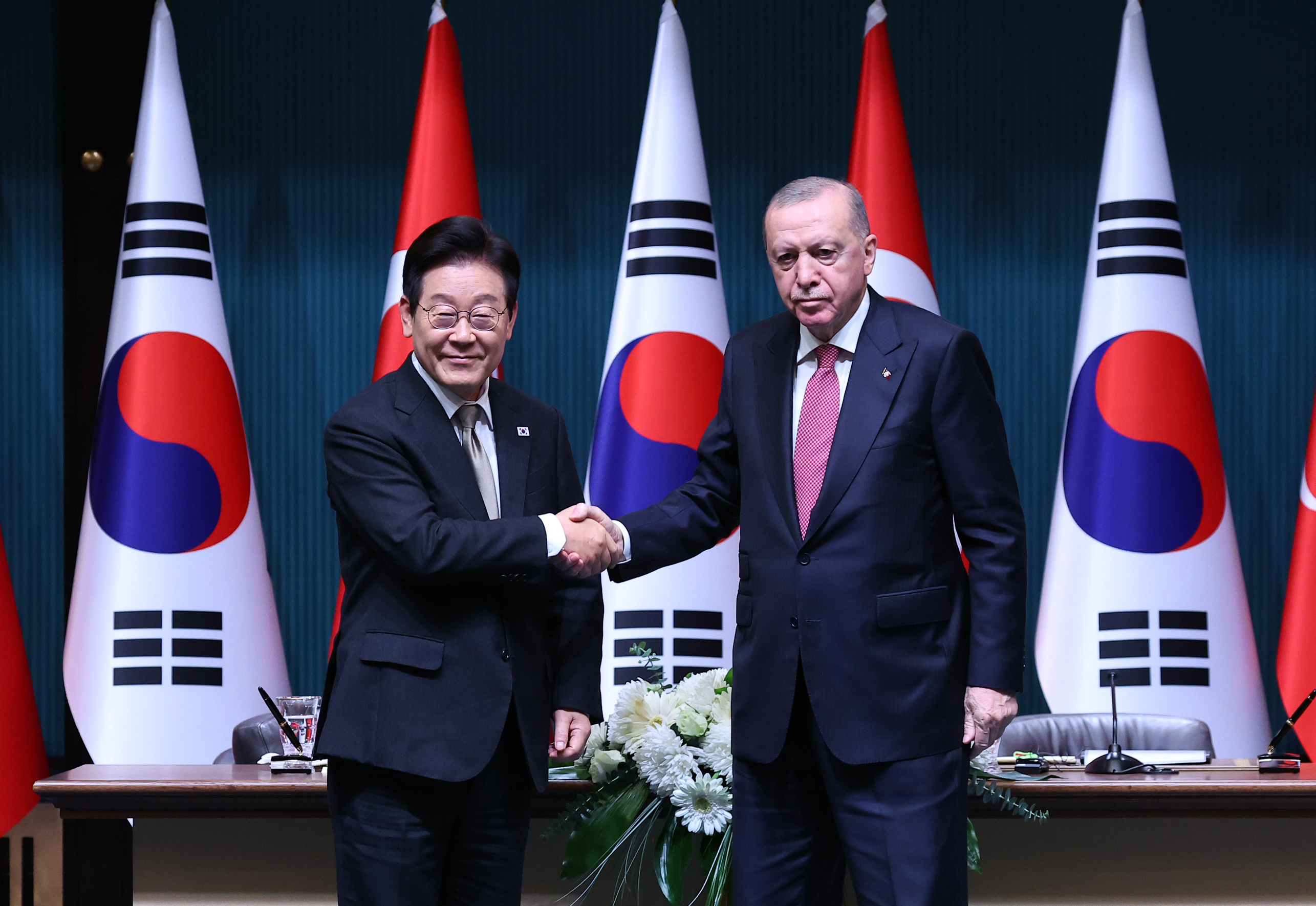 Präsident Lee Jae Myung (links) und der türkische Präsident Recep Tayyip Erdoğan halten am 24. November im Präsidentenpalast Ankara eine gemeinsame Pressekonferenz ab ⓒ Yonhap News  
