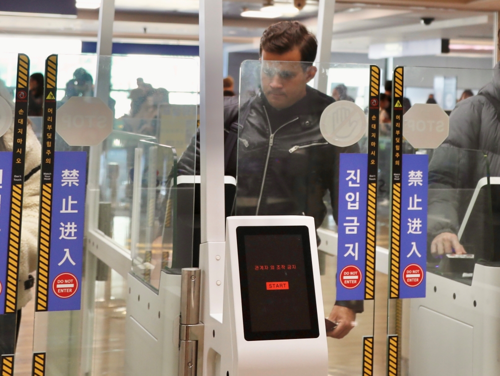 Die Zahl der Länder, die die automatische Passkontrolle am Flughafen Incheon nutzen können, stieg von 4 auf 18. Foto von einem Ausländer bei der automatischen Passkontrolle ⓒ Ministerium für Justiz
