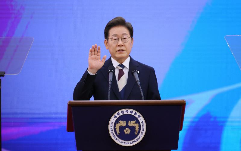 Präsident Lee Jae Myung legte am 4. Juni im koreanischen Parlamentsgebäude in Yeouido, Seoul, den Eid ab und verkündete offiziell seinen Amtsantritt als der 21. Präsident der Republik Korea. Bei der Amtseinführung bekräftigte Lee seinen Willen, der Präsident zu werden, der allen Bürgern dient. Er stellte die neue Vision seiner Regierung als 