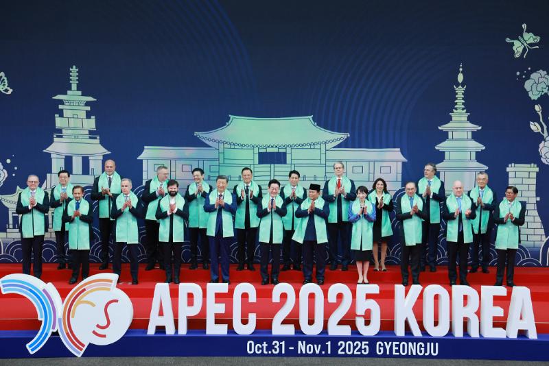  Vom 31. Oktober bis zum 1. November fand das Treffen der Asiatisch-Pazifischen Wirtschaftsgemeinschaft (APEC) zum ersten Mal seit 20 Jahren in Korea statt. In Gyeongju in der Provinz Gyeongsangbuk-do versammelten sich die Staats- und Regierungschefs der APEC-Mitgliedsstaaten und bekräftigten ihre gemeinsame Erkenntnisse über wichtige Agenden wie den Schutz des Freihandels, den digitalen und umweltfreundlichen Wandel, das Vorgehen gegen den demografischen Wandel sowie die Ethik und Anwendung der KI. Als Ergebnis wurde die “Gyeongju-Erklärung” einstimmig angenommen. Foto von Staats- und Regierungschefs der APEC-Mitgliedsstaaten beim APEC-Treffen vom 1. November im Gyeongju Hwabaek International Convention Center ⓒ Yonhap News 