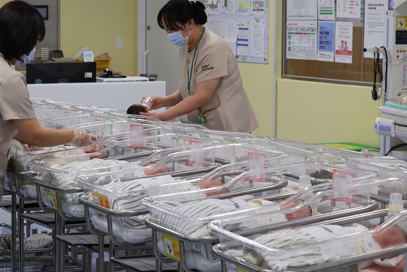 Die koreanische Fertilitätsrate wurde zum ersten Mal seit neun Jahren gesteigert. Laut der am 26. Februar vom Statistikamt veröffentlichten Statistik für die Geburten- und Sterblichkeitsstatistik im Jahr 2024 betrug die Zahl der Neugeborenen 238.300 mit einem Anstieg von 8.300 im Vergleich zum Vorjahr. Dadurch stieg die Fertilitätsrate von 0,72 im Jahr 2023 auf 0,75 im Jahr 2024. Foto von Neugeborenen in einem Krankenhaus in Michuhol-gu, Incheon © Yonhap News 