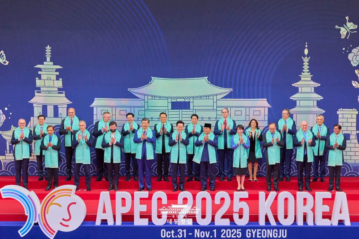 Präsident Lee Jae Myung (Mitte in der vorderen Reihe) macht am 1. November beim APEC-Gipfel im Gyeongju Hwabaek International Convention Center ein Erinnerungsfoto (