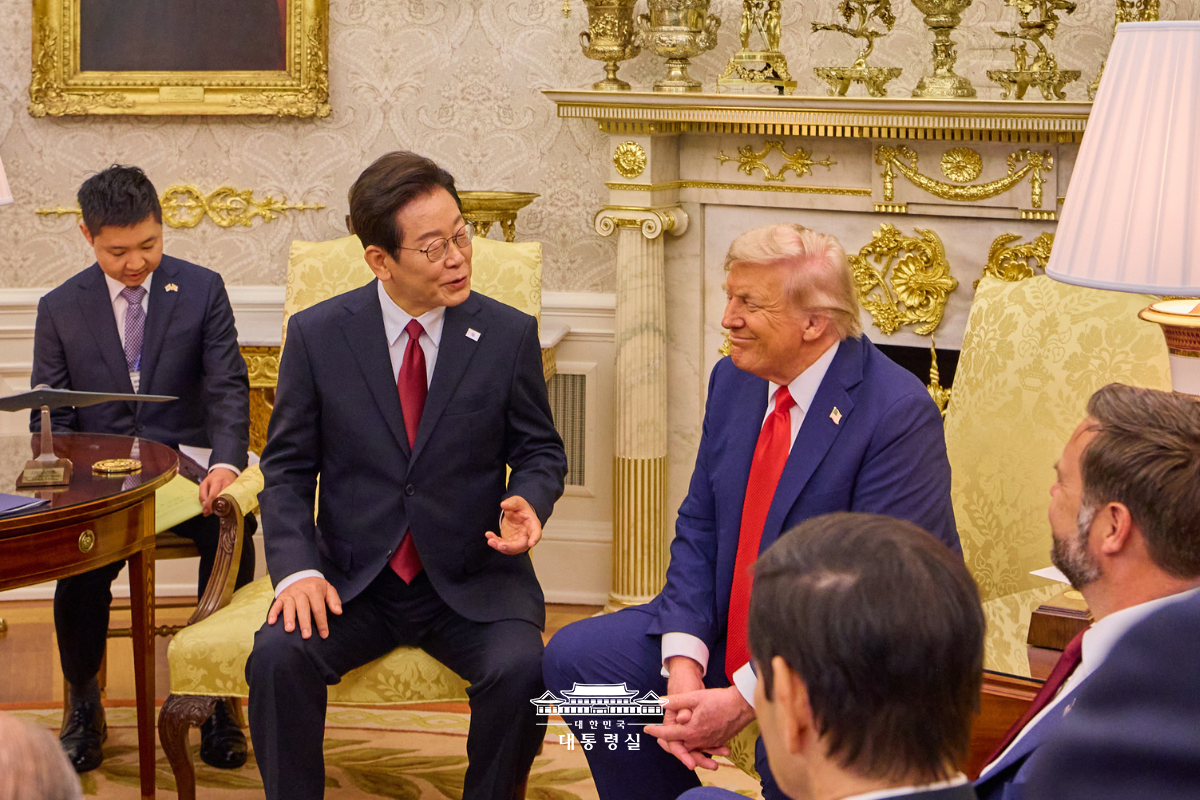 Präsident Lee Jae Myung (rechts) und Präsident Donald Trump führen am 25. August im Weißen Haus in Washington D.C. in den USA das Gipfeltreffen zwischen Korea und den USA